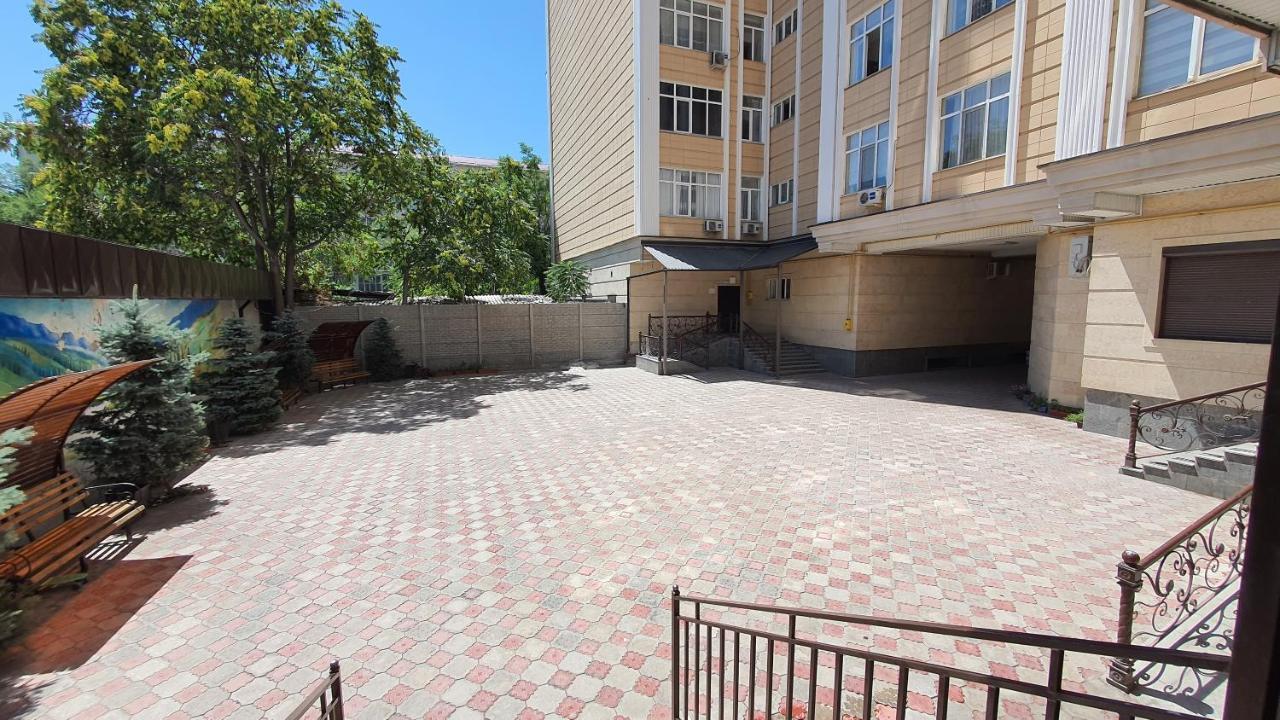 בישקק White Apartment With Panoramic View In The Center מראה חיצוני תמונה