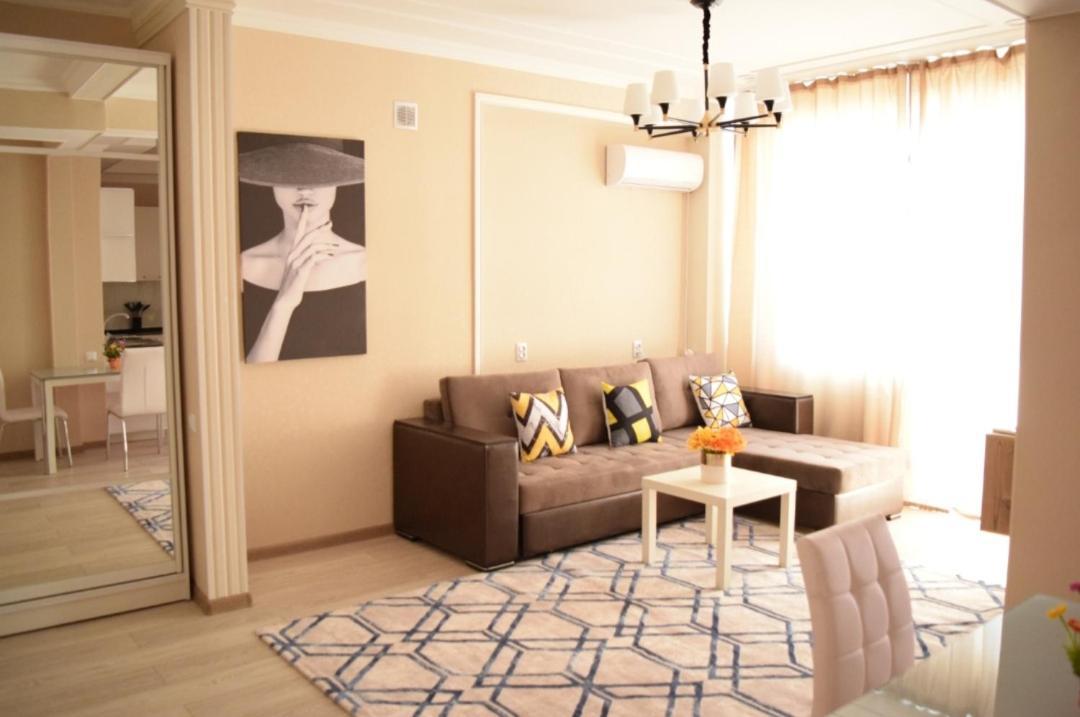 בישקק White Apartment With Panoramic View In The Center מראה חיצוני תמונה