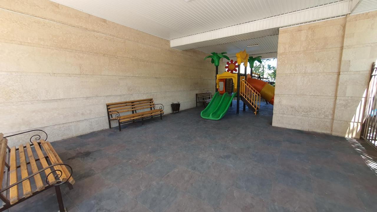 בישקק White Apartment With Panoramic View In The Center מראה חיצוני תמונה