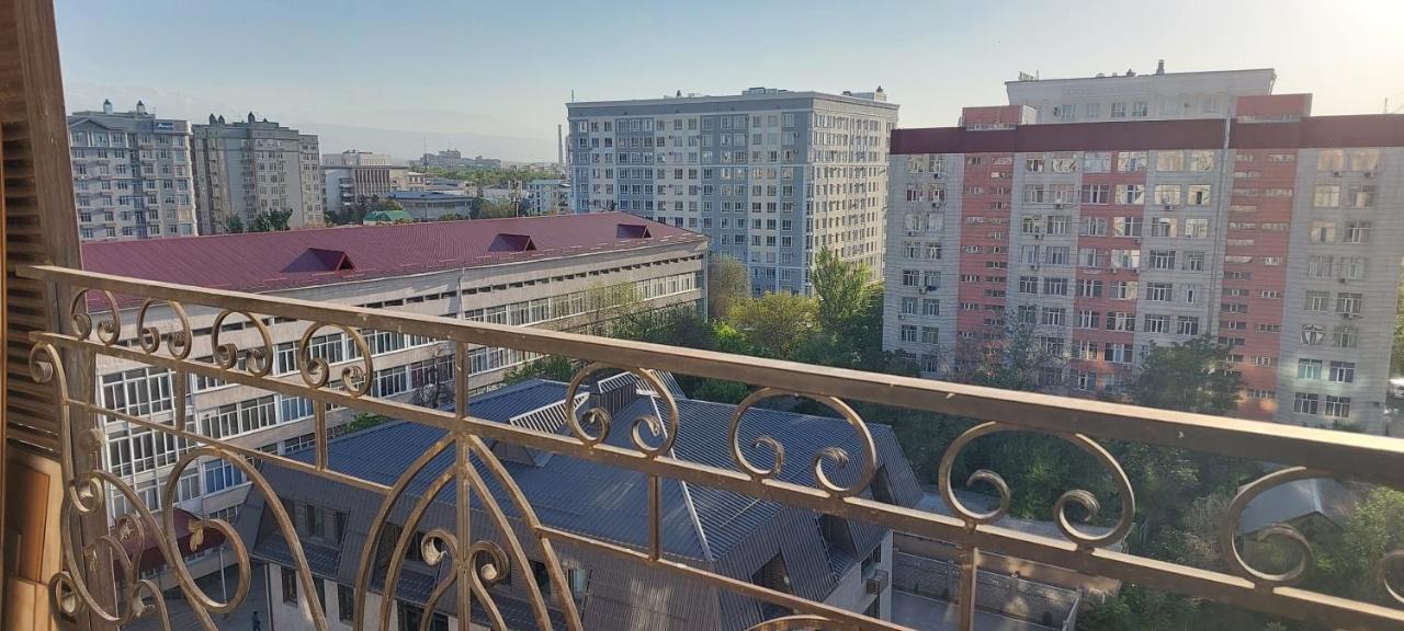 בישקק White Apartment With Panoramic View In The Center מראה חיצוני תמונה