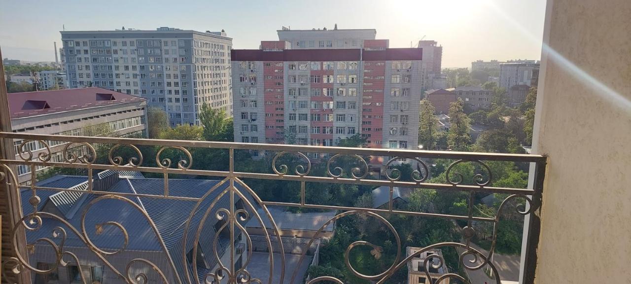 בישקק White Apartment With Panoramic View In The Center מראה חיצוני תמונה